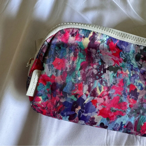 🆕💐 Lululemon Everywhere Belt Bag - Flower Glide Multi Vapor - Picture 2 of 7